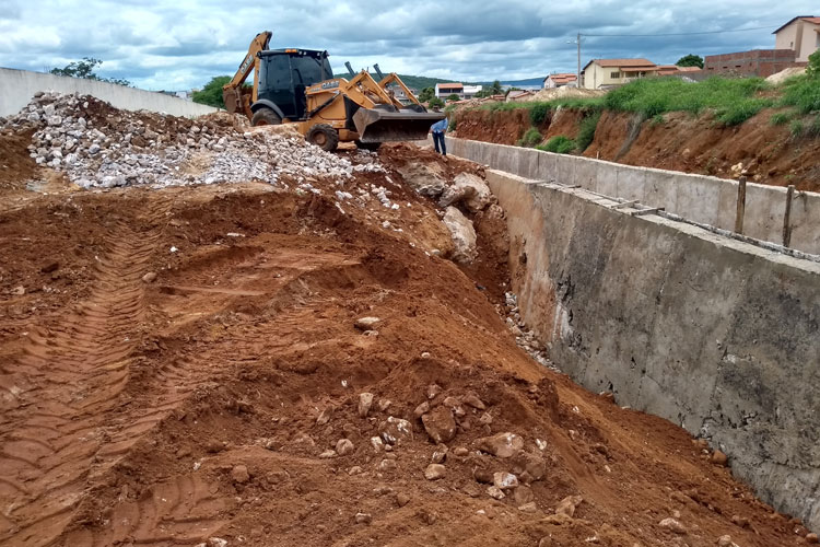 'Brumado de açúcar': Muro de galeria pluvial reerguido esta semana volta a cair com a chuva