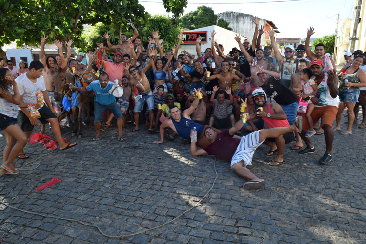 Com carroça eletrizada, foliões comemoram carnaval de protesto em Brumado