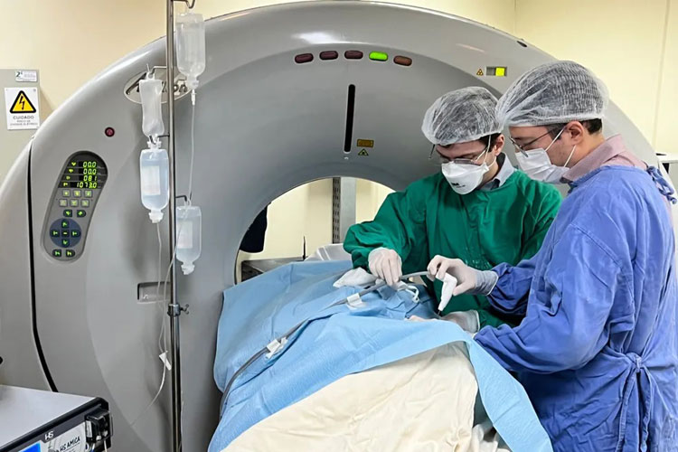 SUS: Hospital Geral Roberto Santos realiza procedimento inédito em tratamento de câncer