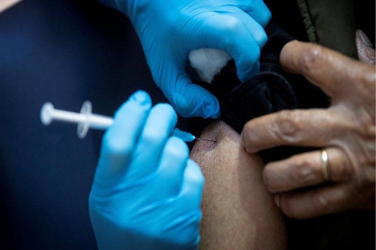 Mais de 2 milhões foram vacinados contra o coronavírus em 2020