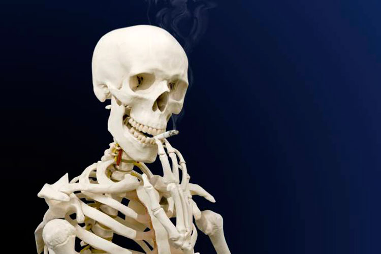 Osteoporose: por que fumar e beber aumentam o risco da doença