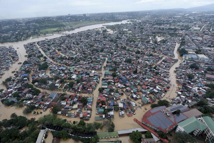 Passagem de tufão deixa 11 mortos e coloca cidade das Filipinas debaixo d'água