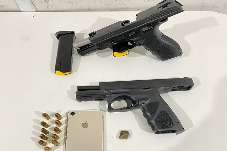 Homem flagrado bebendo e exibindo pistolas 9mm em bar é preso em Macaúbas