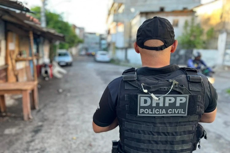 Mulher envenena homem e finge ser policial para aplicar golpes em Salvador