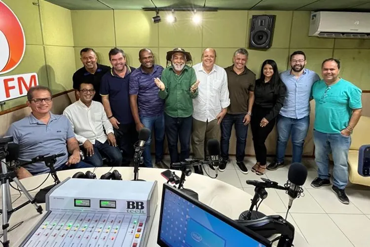 Radialista Clóvis Junior comemora 23 anos do Programa Alô Cidade em Guanambi