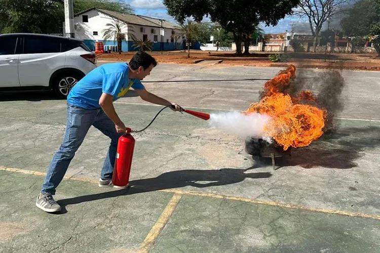 Brumado: Servidores do MP participam de treinamento de brigada de incêndio e emergência