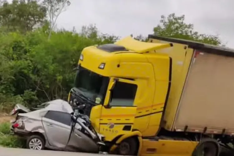 Quatro pessoas morrem após batida entre caminhão e carro na BR-116 em Cândido Sales