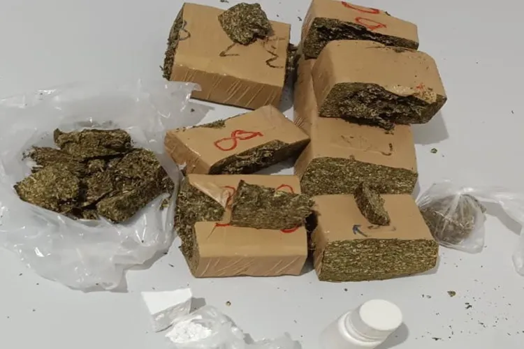 BA-142: PRE intercepta 2,1 kg de drogas que seriam entregues em Tanhaçu