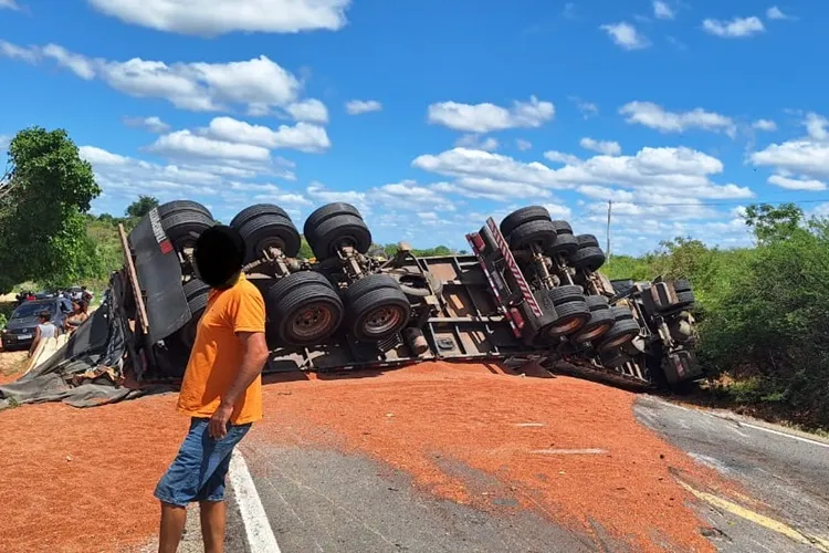 Brumado: Colisão entre carreta e caminhão baú interdita BR-030 nos dois sentidos