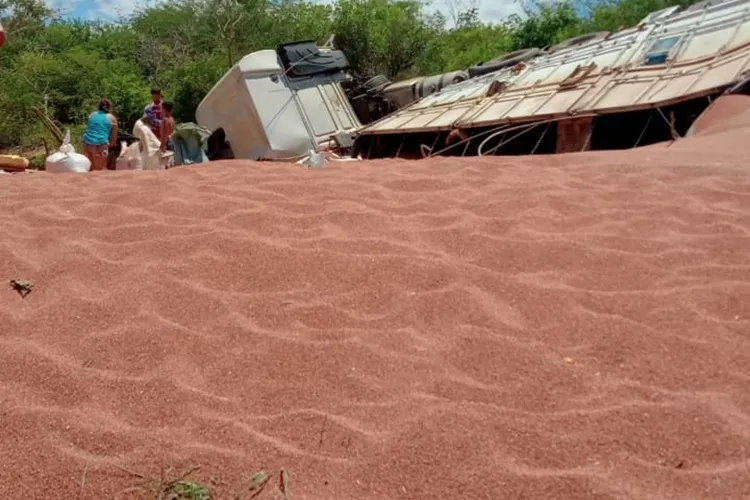 Brumado: Colisão entre carreta e caminhão baú interdita BR-030 nos dois sentidos