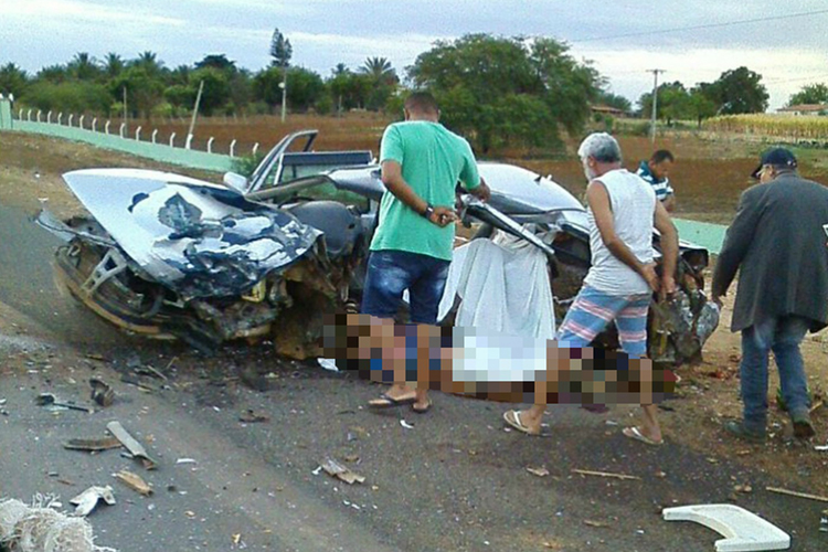 Quatro pessoas da mesma família morrem em batida entre dois carros em Irecê