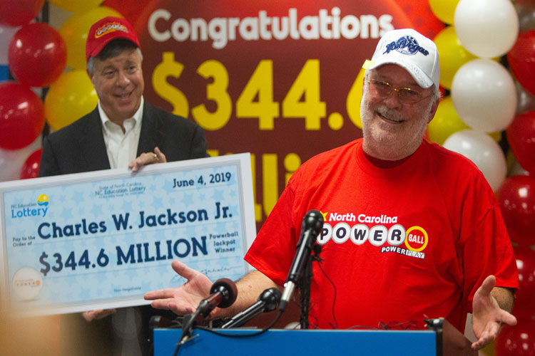 Americano aposta números de biscoito da sorte e ganha milhões na loteria