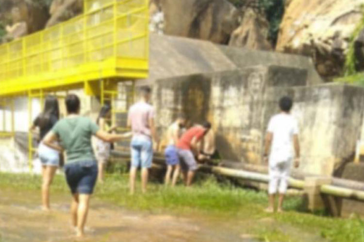 Banhista fica com perna presa entre canos na barraginha em Livramento de Nossa Senhora