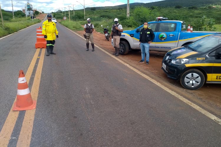 Barreira Sanitária intercepta mais quatro ônibus irregulares com mais de 120 passageiros no centro de Brumado