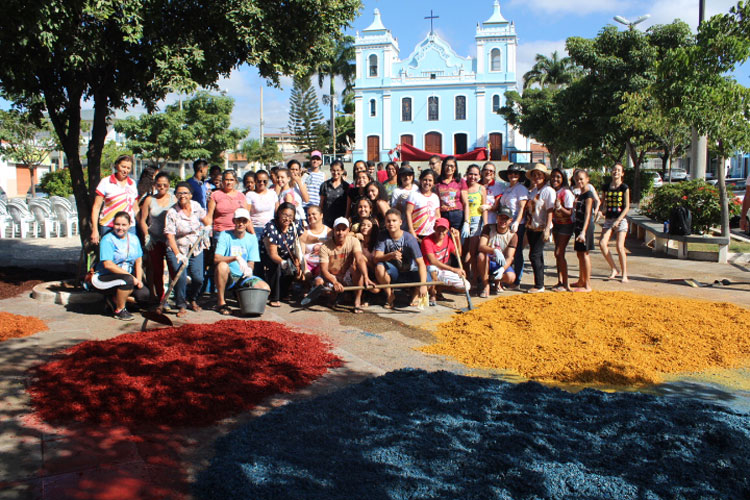 Brumado: Católicos celebram Corpus Christi com confecção de tapetes em frente à Igreja Matriz