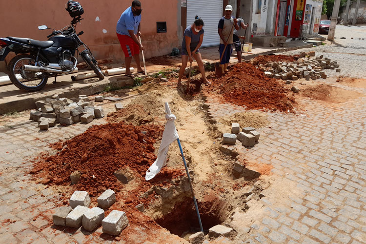 Brumado: Vizinhos fazem vaquinha de R$ 1.500 e consertam esgoto estourado há 2 anos