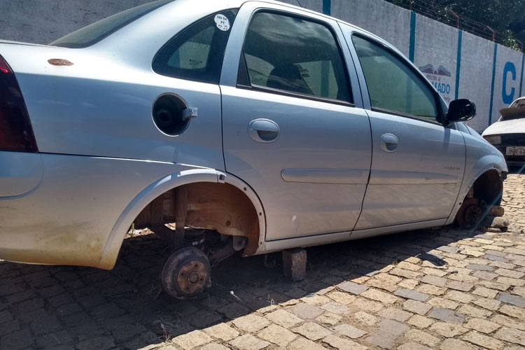 Polícia investiga possível furto de peças de veículos apreendidos na porta de delegacia de Brumado