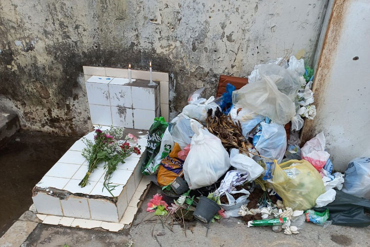 Família lamenta muita sujeira e entulho no Cemitério Senhor do Bonfim em Brumado