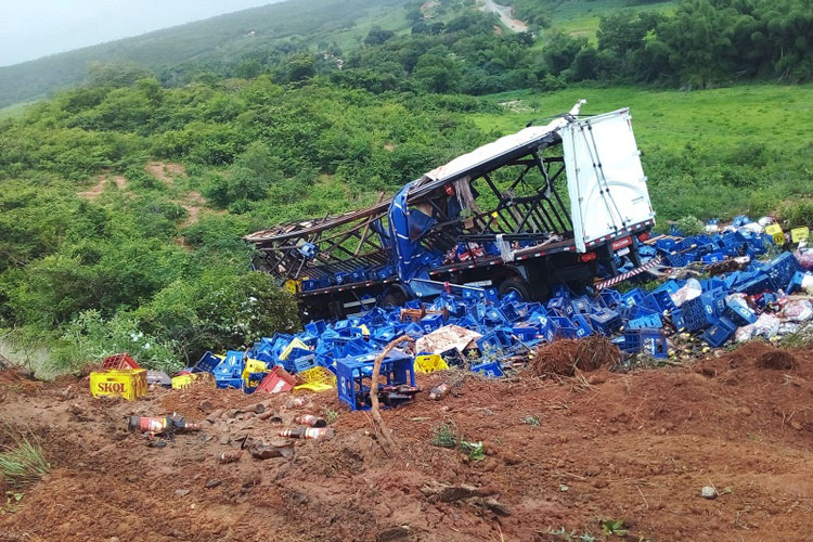 Carreta carregada de cerveja tomba em Licínio de Almeida e carga é saqueada