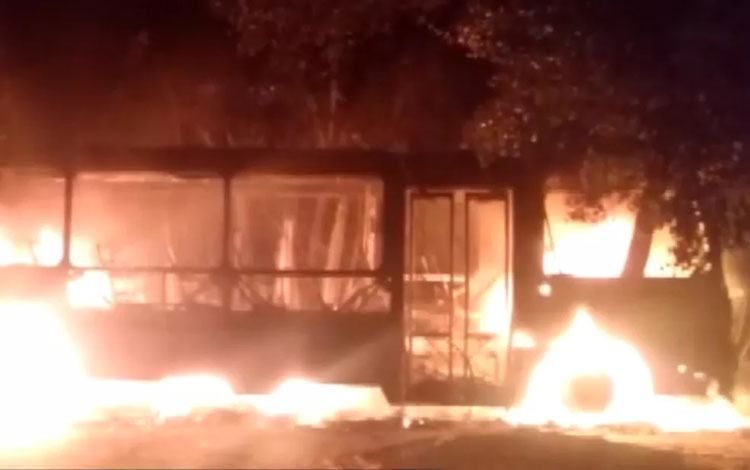 Ônibus escolar é incendiado na Chapada Diamantina e suspeitos são identificados