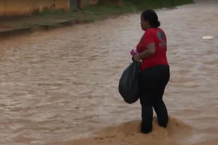 Chuva deixa ruas alagadas e moradores usam bote no sudoeste baiano