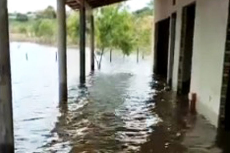 Ruas ficam alagadas em cidade baiana após rio e riacho transbordarem em Rio de Contas