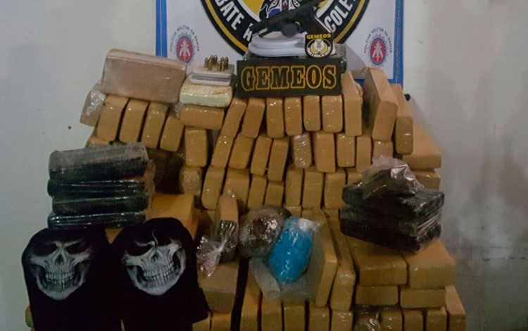 Homem é preso com 300 kg de drogas depois de roubar pistola de PM em ônibus na capital baiana