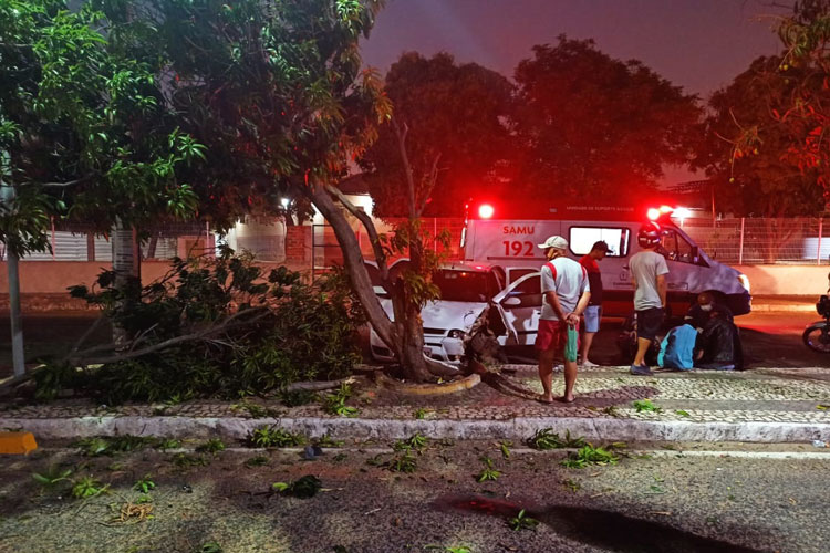 Guanambi: Motorista perde controle da direção e colide carro em árvore