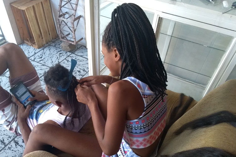 Brumado: Com implante rasta, estudante ajuda família e sonha com o próprio salão afro