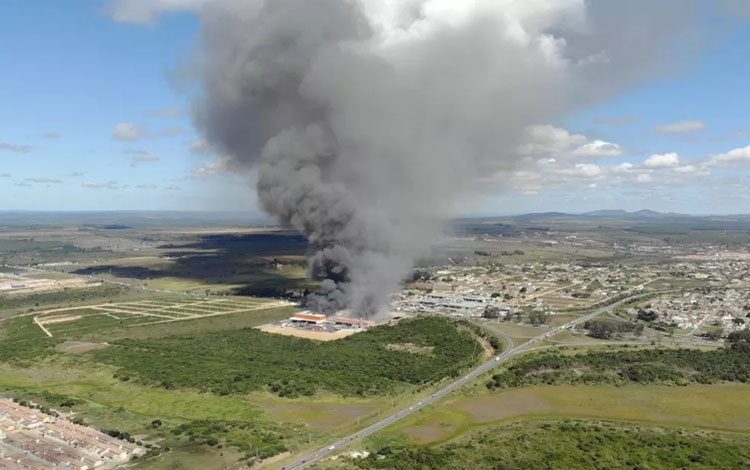 Vitória da Conquista: Após quatro dias, incêndio é debelado em supermercado