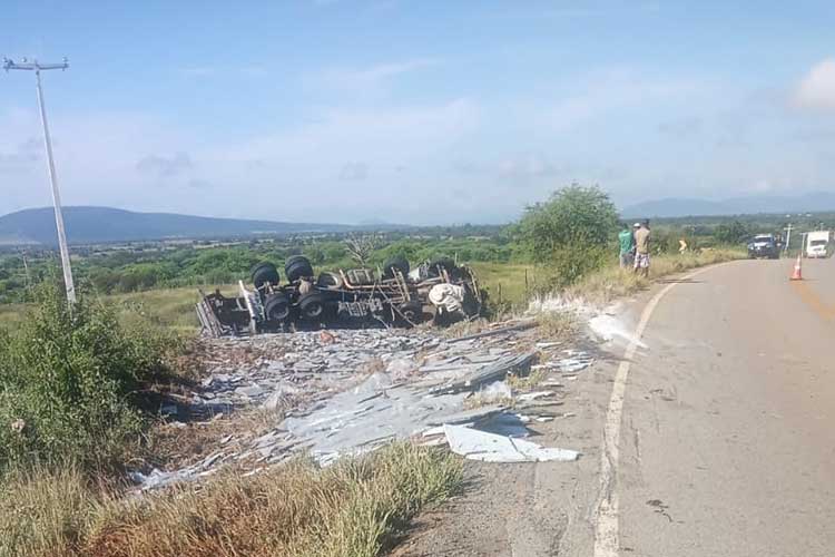 Livramento de Nossa Senhora: Motorista de 29 anos morre após caminhão tombar na BA-152