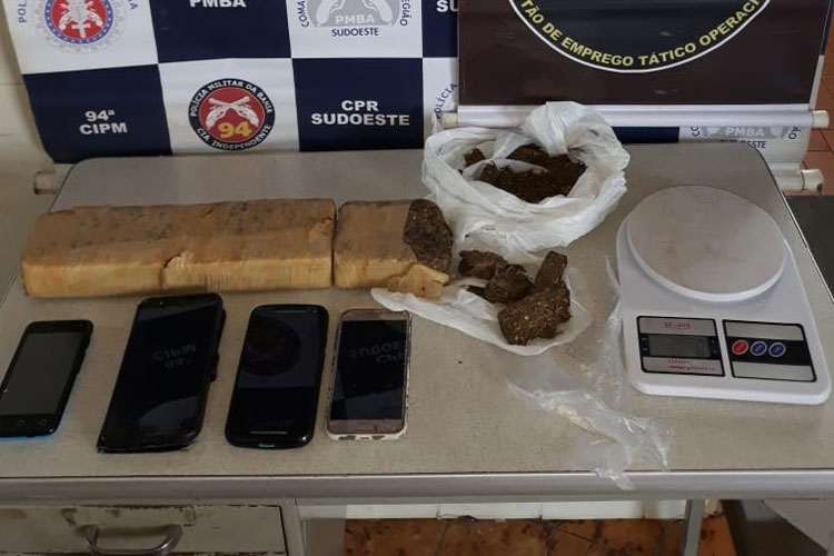 Polícia apreende 1 kg de maconha e prende quatro pessoas em Caetité