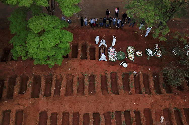 Pandemia de coronavírus faz Brasil ter mais mortes e menos nascimentos em 2020