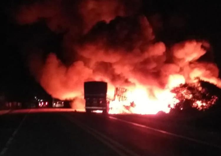 Poções: Batida entre carreta e caminhão mata uma pessoa e deixa ferido na BR-116