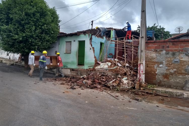 Brumado: Família desabrigada recebe auxílio da prefeitura e defesa civil avalia outras casas em risco de desabamento