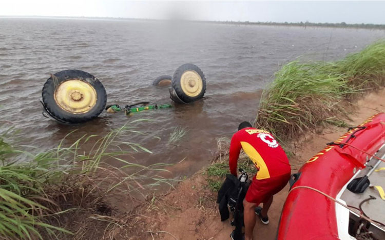 Operário morre afogado após trator que ele conduzia cair em barragem no oeste da Bahia