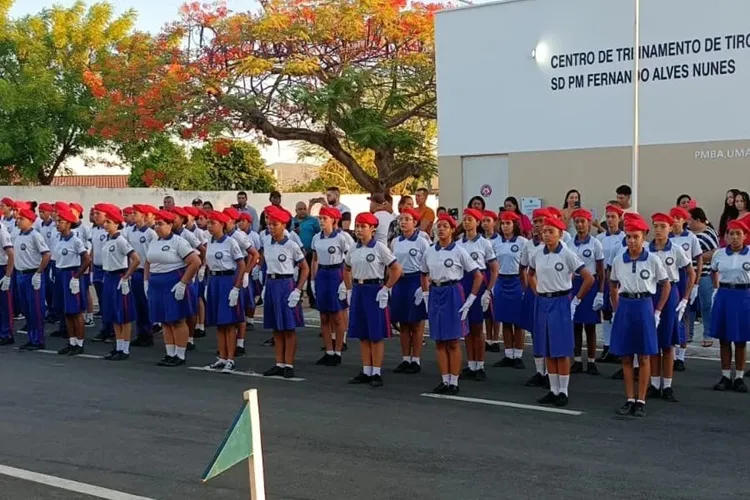Colégio Josefina Teixeira de Azevedo realiza formatura com modelo militar em Guanambi