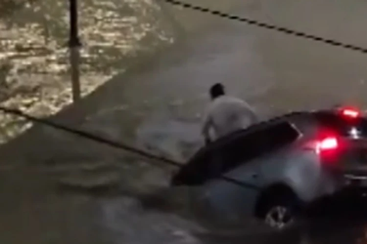 Motorista que teve carro arrastado por enxurrada relata momentos de terror