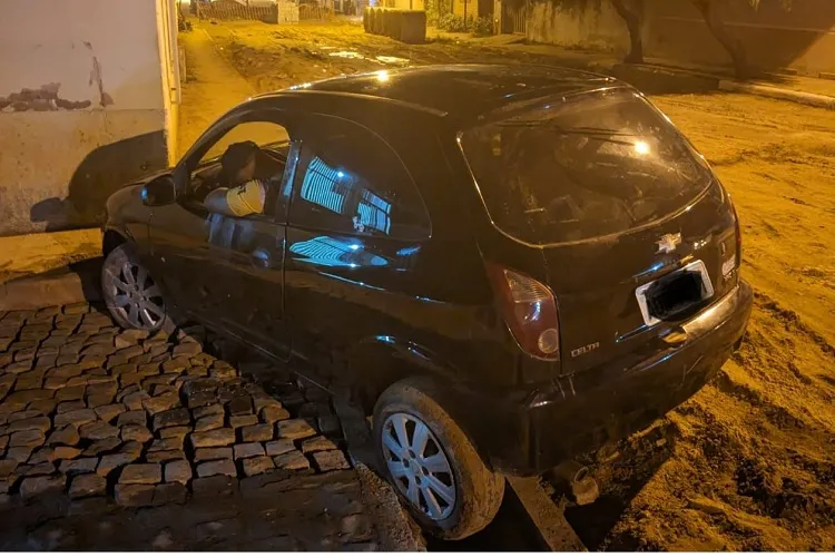 Jacaraci: Homem com sinais de embriaguez cai com veículo em valeta e fica desacordado