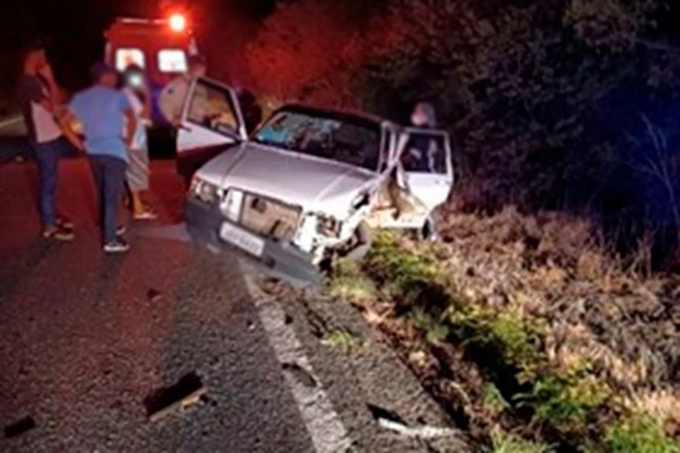 Colisão entre carro e caminhão deixa feridos na BR-030 em Palmas de Monte Alto