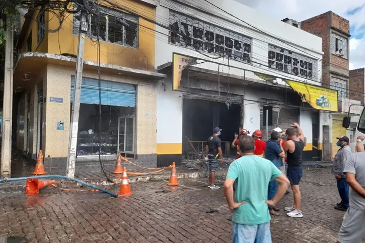 Brumado: Sem Corpo de Bombeiros, brigadistas e populares apagam incêndio no centro da cidade