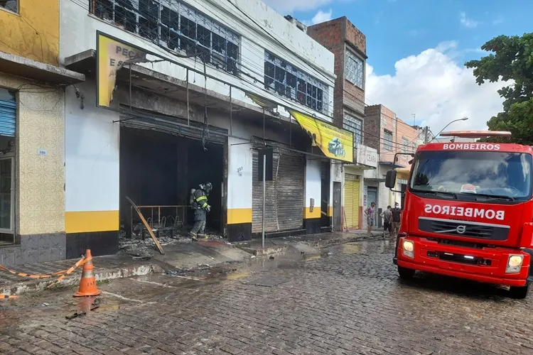 Brumado: Sem Corpo de Bombeiros, brigadistas e populares apagam incêndio no centro da cidade