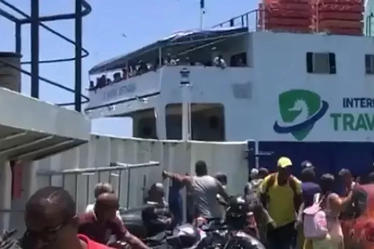 Ferry-boat colide com outro ao atracar no Terminal Bom Despacho em Salvador