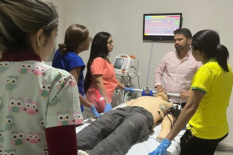 Servidores do Hospital Geral de Guanambi passam por capacitação com boneco simulador