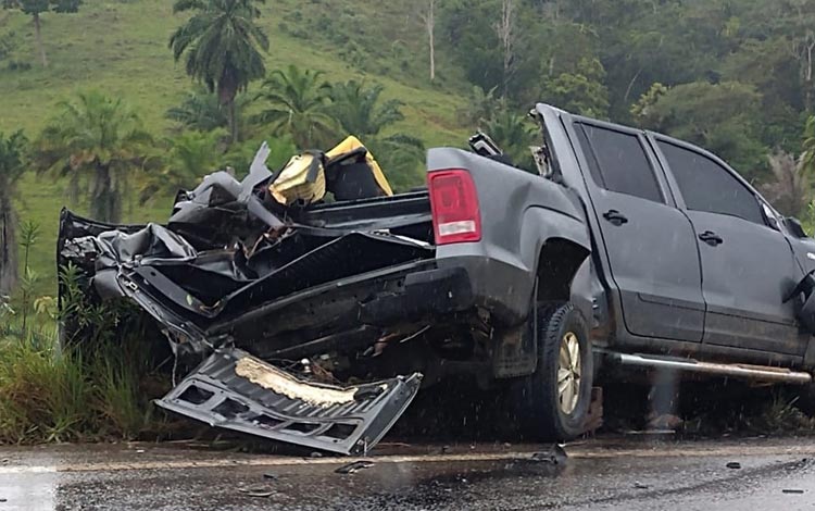 Batida entre caminhonete e carreta mata quatro pessoas em rodovia no sul baiano