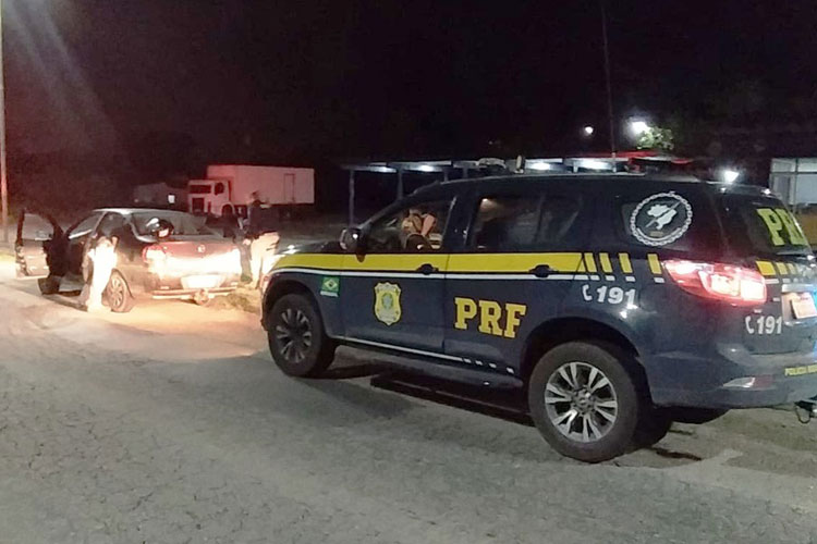 Suspeitos de assalto a ônibus são presos em flagrante com armas e munições no interior da Bahia