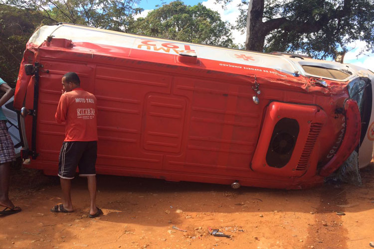 Ambulância do Samu tomba em estrada vicinal de Livramento de Nossa Senhora