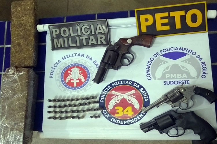 PM apreende armas e droga no Bairro Mercado em Brumado