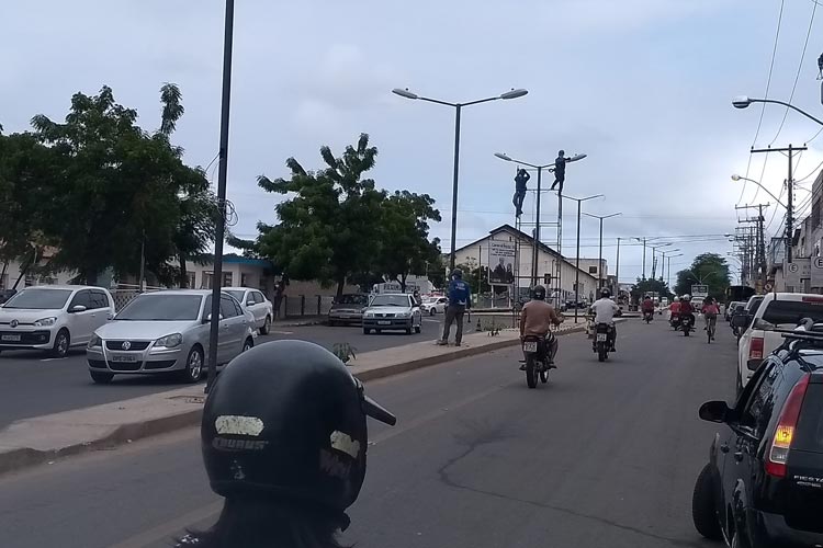 Brumado: Obras da Avenida Antônio Mourão Guimarães recebem iluminação e sinalização