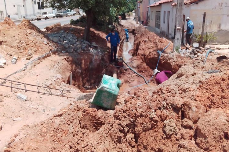 Brumado: Prefeitura e Embasa retomam manutenção em esgoto que gerava transtorno na Vila Presidente Vargas